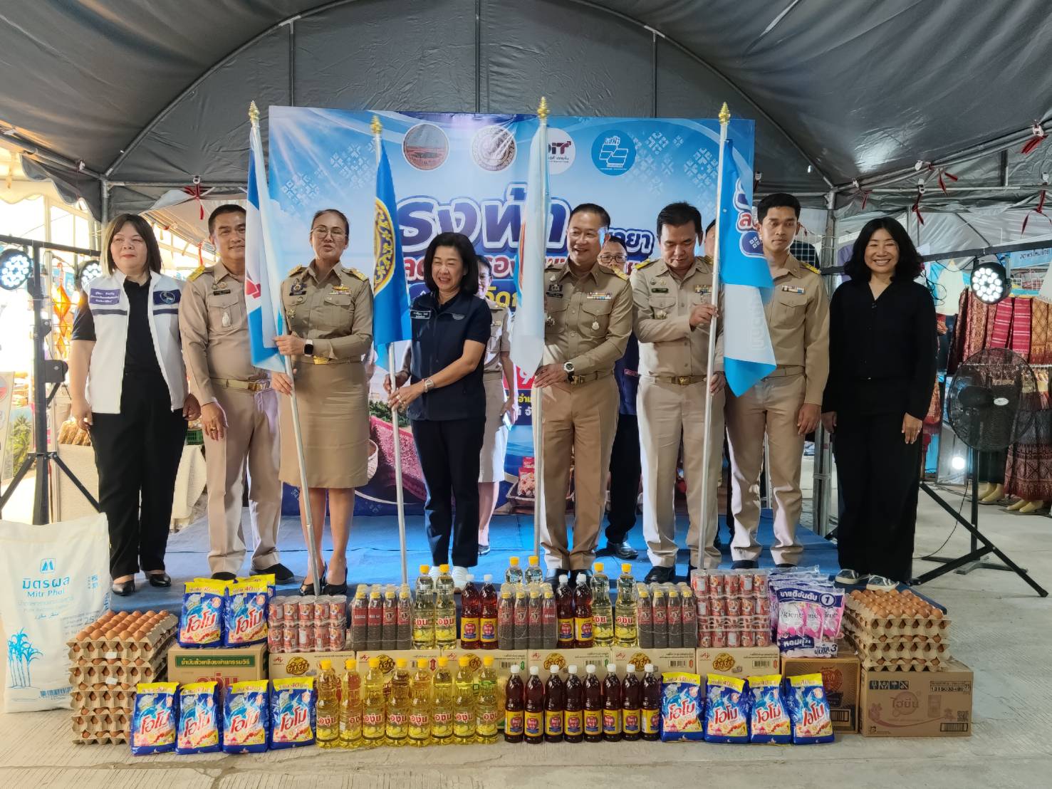 จังหวัดกาฬสินธุ์เปิดกิจกรรม &ldquo;ธงฟ้า&rdquo; เยียวยาและลดภาระค่าครองชีพประชาชน ในพื้นที่อำเภอกุฉินารายณ์ นำสินค้าที่จำเป็นต่อการดำรงชีวิตมาจำหน่ายในราคาประหยัด พร้อมเปิดพื้นที่จำหน่ายสินค้าเกษตรแปรรูปและผลิตภัณฑ์เด่นจากจังหวัดกาฬสินธุ์และภาคตะวันออกเฉียงเหนือ รวม 50 คูหา ระหว่างวันที่ 17&ndash;19 สิงหาคม 2569